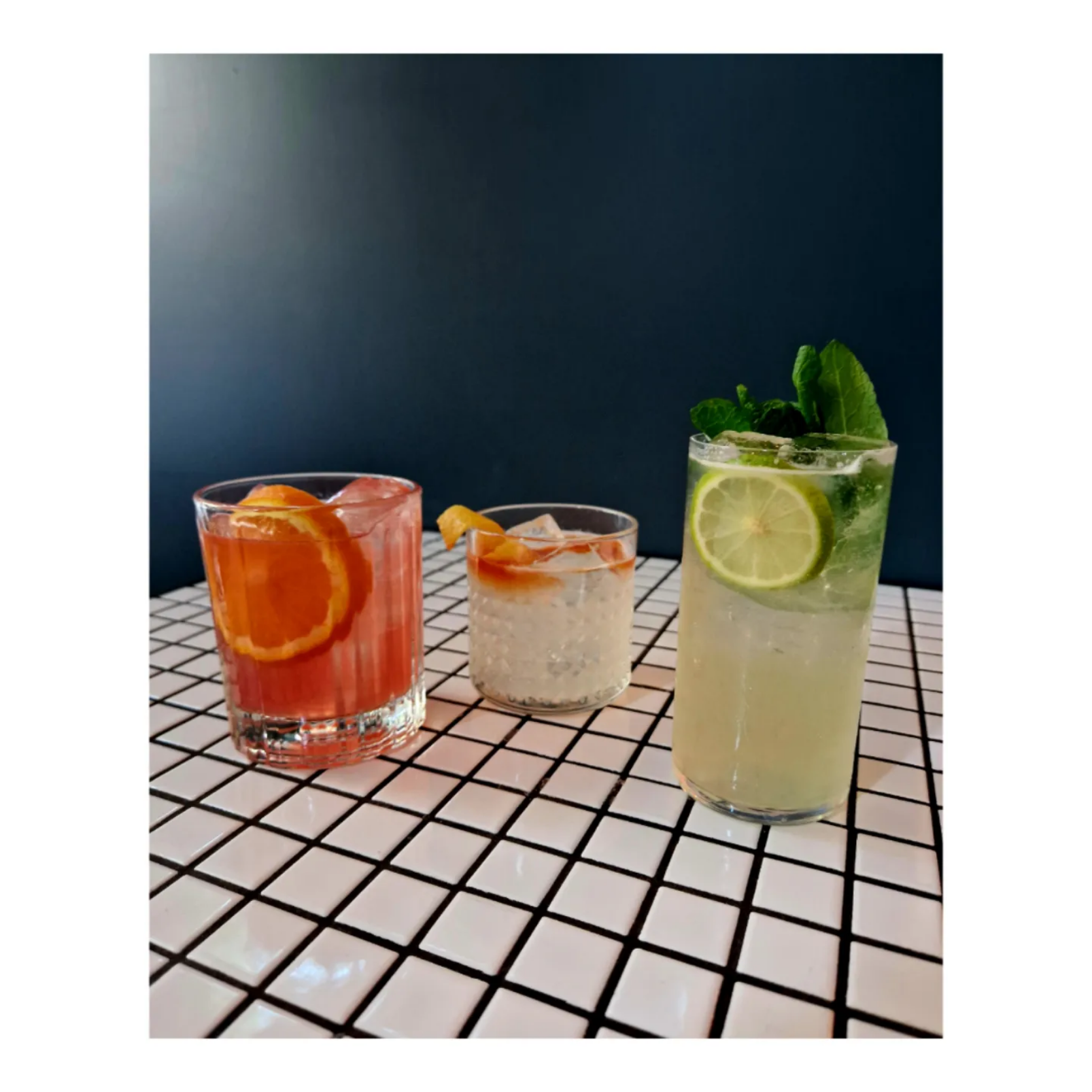 Drei Drinks an der Bar bei Neulich