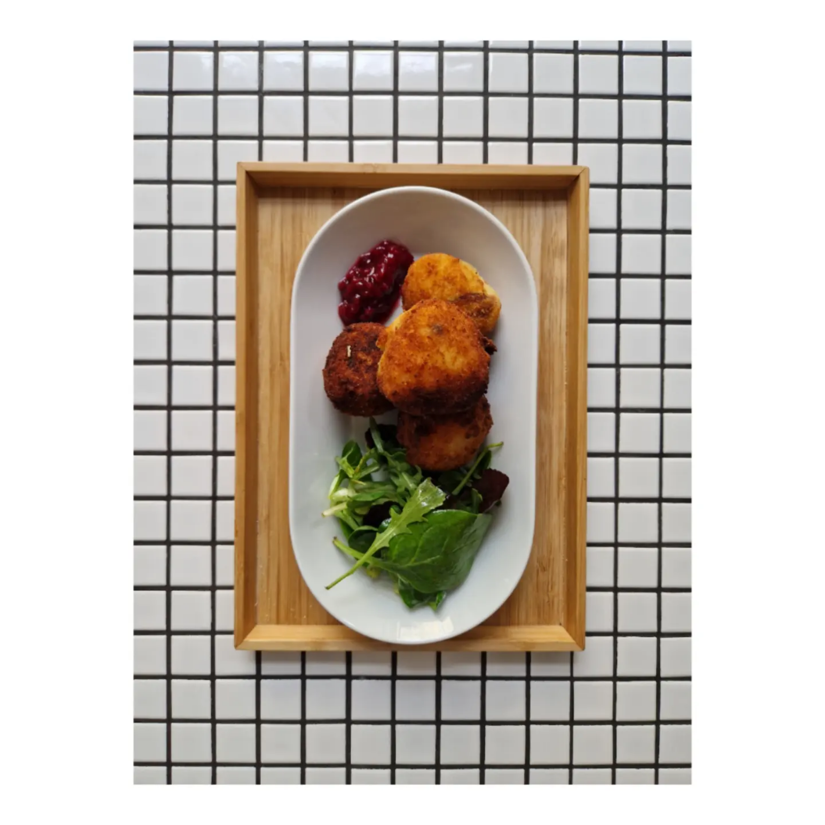 Gebackene Kleinigkeit mit Salat