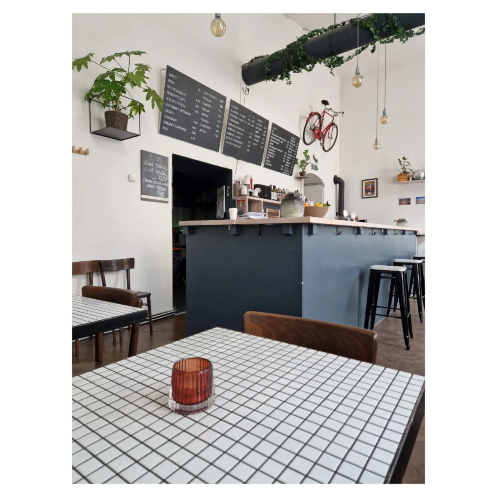 Innenraum von Neulich mit weißen Fliesen, Bar und Pflanzen