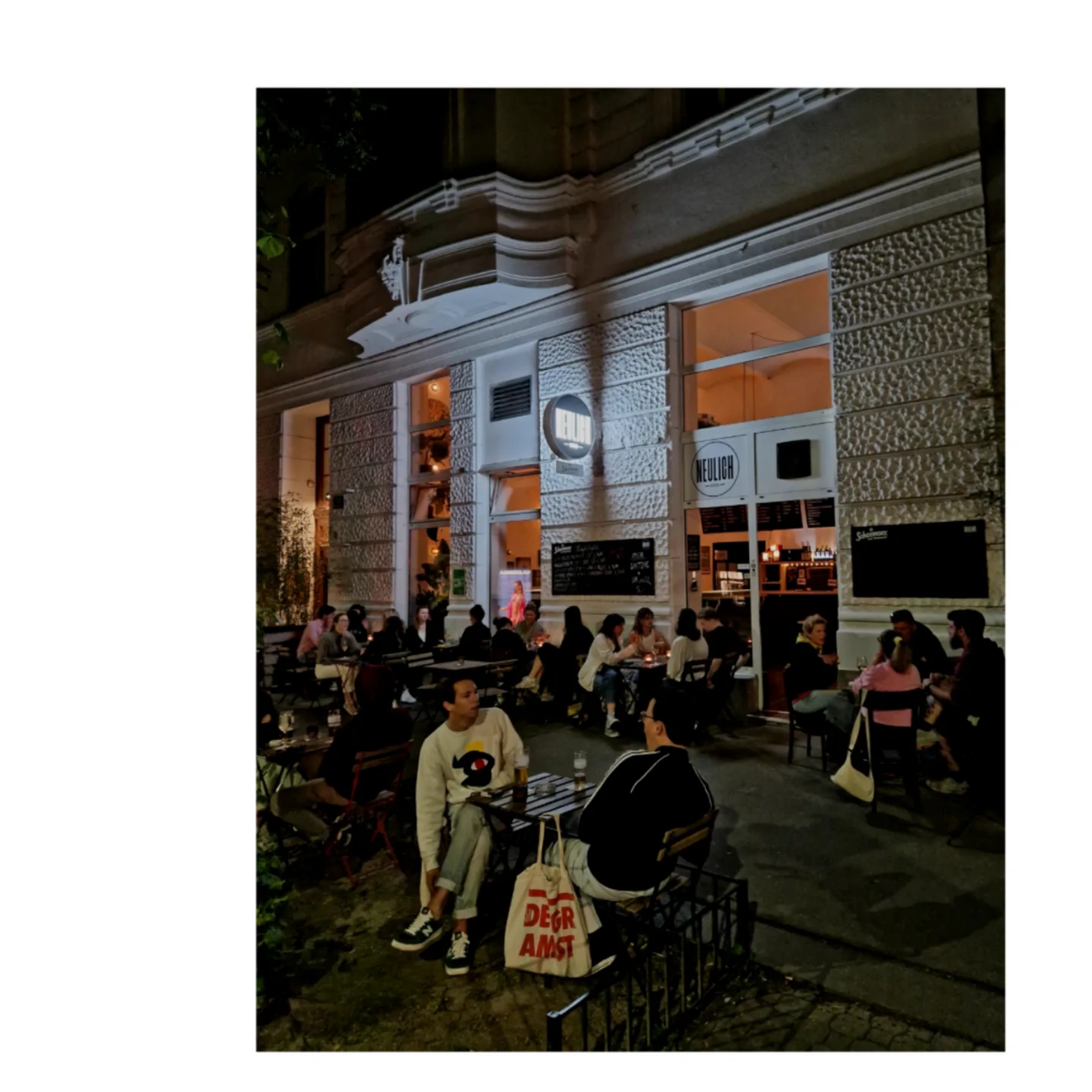 Schanigarten von Neulich am Abend mit Gästen